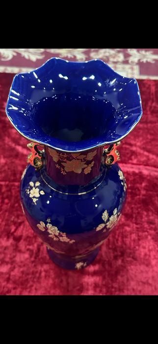 продается ваза высокая