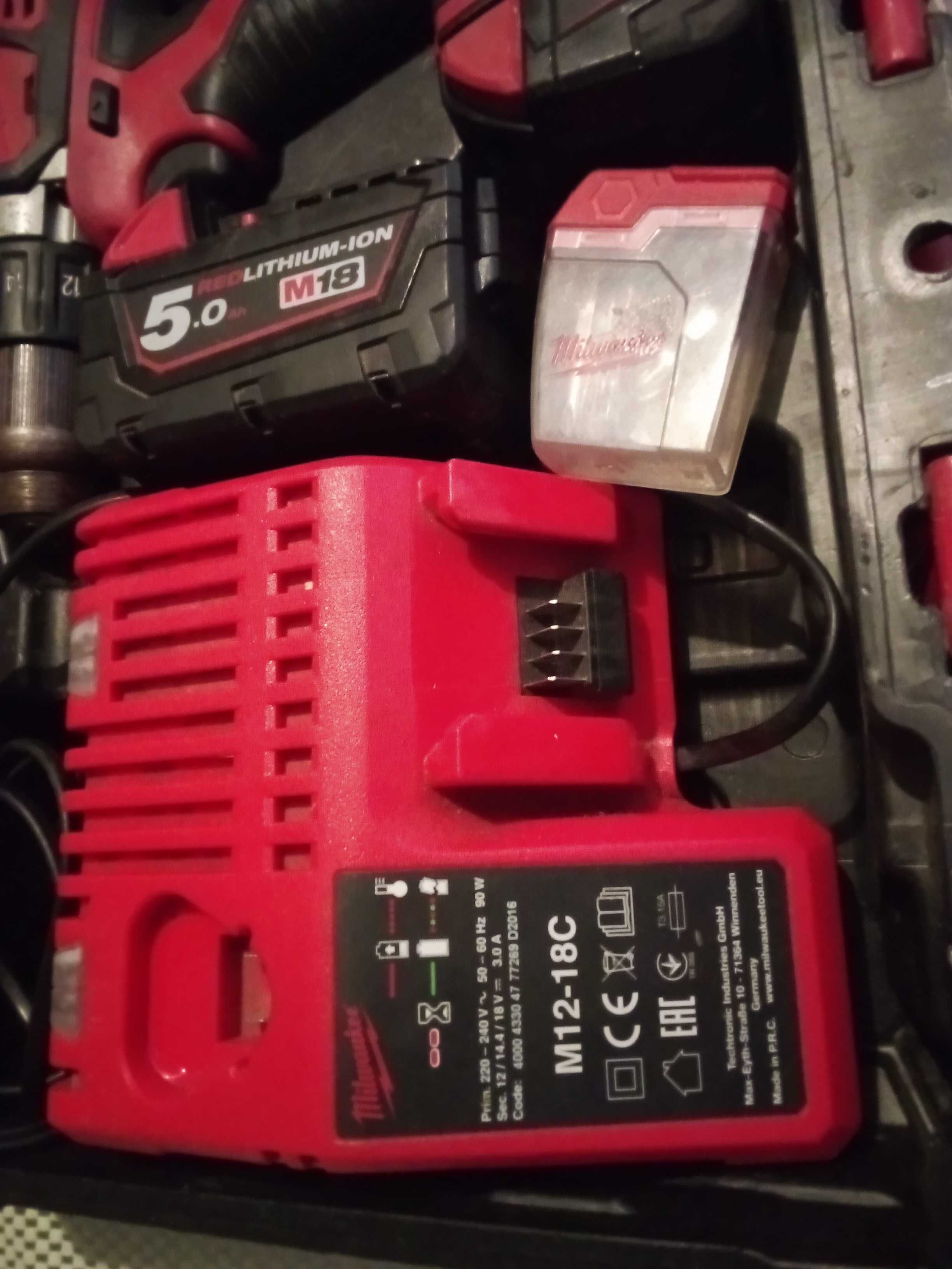Milwaukee M18 Винтоверт, с 2 M18 5ah батерии и зариядно