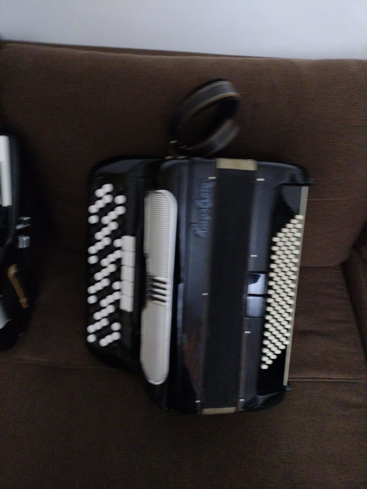 Vând acordeon cu butoane