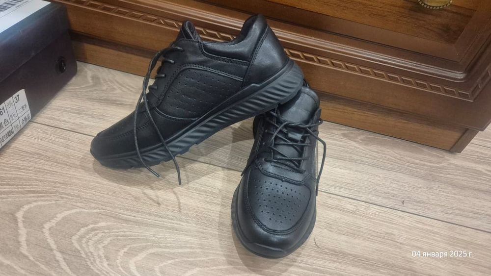 Кожаные кроссовки