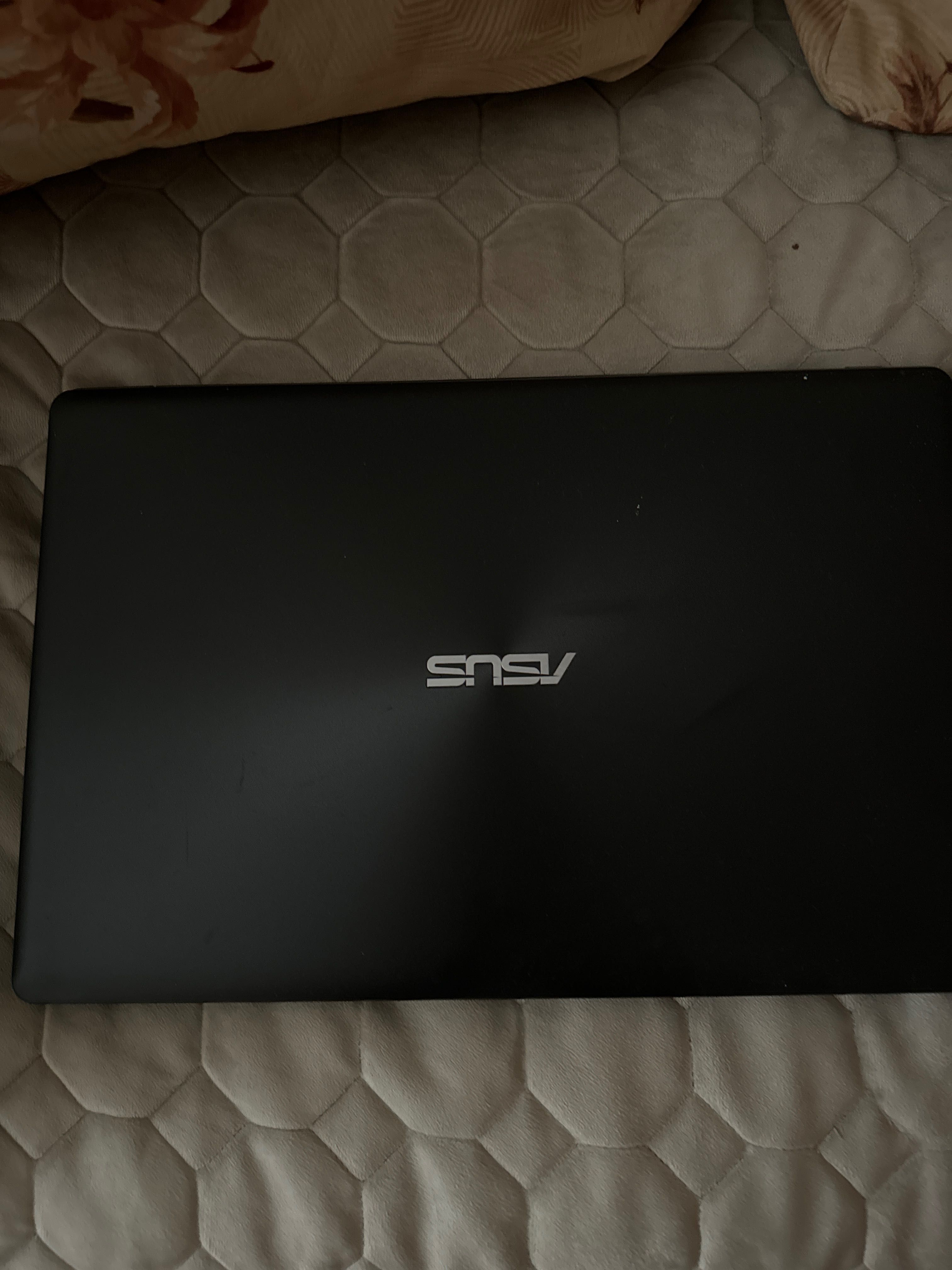 Ноутбук Asus черного цвета