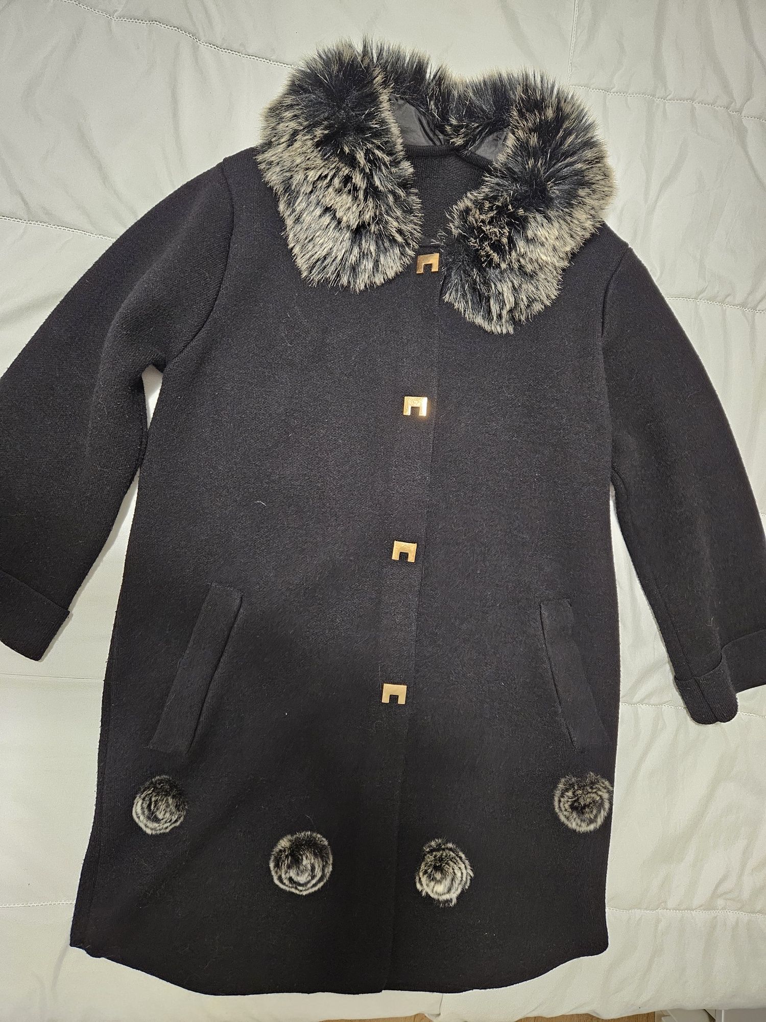 Черно палто с пухкава яка М размер