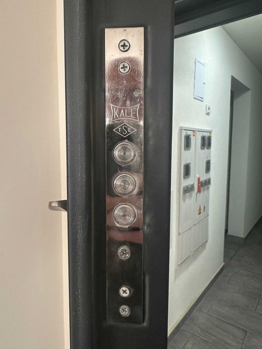 Usa metalica intrare apartament ca NOUA - golul montarii 203 x 95 cm