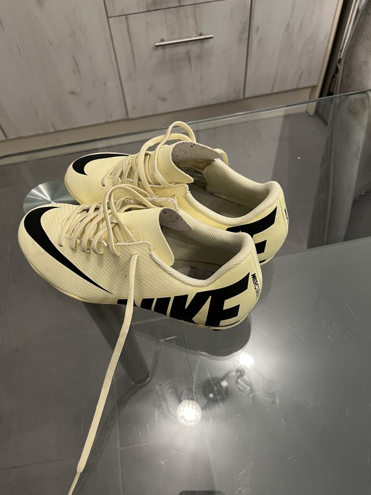 Калеври Nike с пласмасови бутони