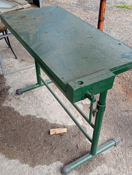 Работен тезгях служи за извършване на строителни материали