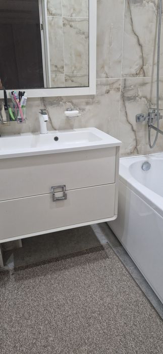 Раковина подвесная со шкафом, унитаз, ванна