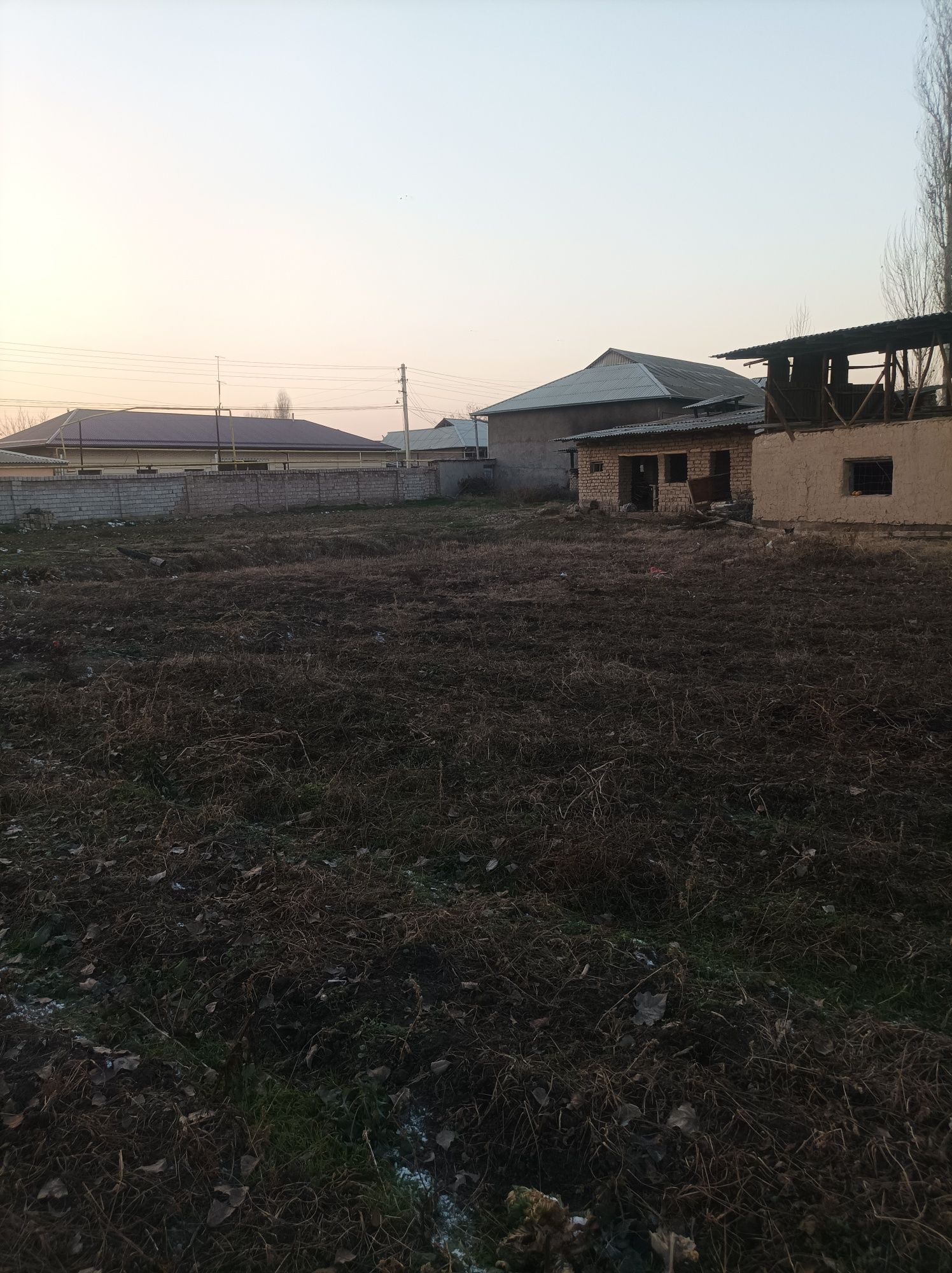 Uchastka 12 soʻtik gaz svet suv  bor yoʻl yuzida quruq yer