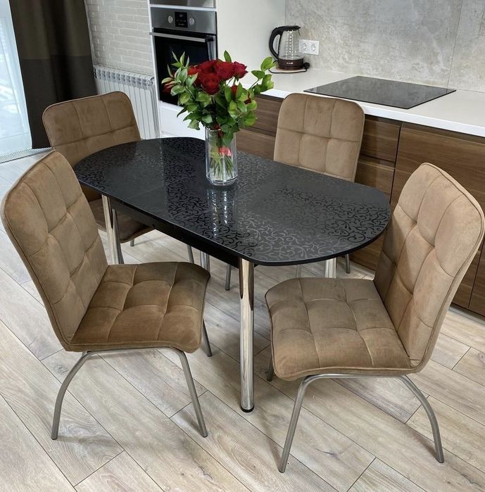 Отдам стол и стулья