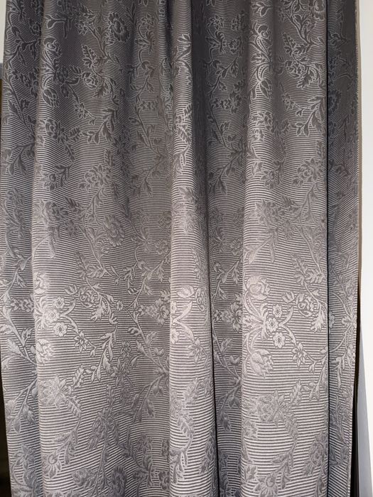 Draperii gri opace si galerie