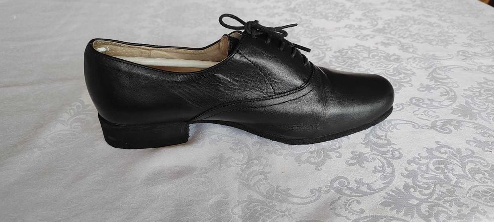 Елегантни кожени обувки