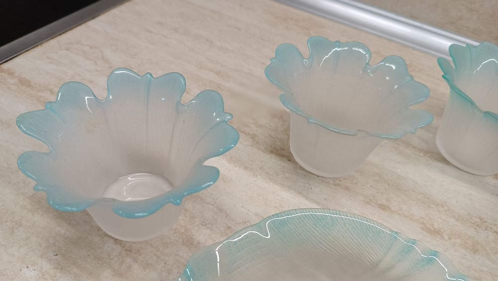 Десертен сервиз 4 купички ,2 чинийки муранско цветно стъкло