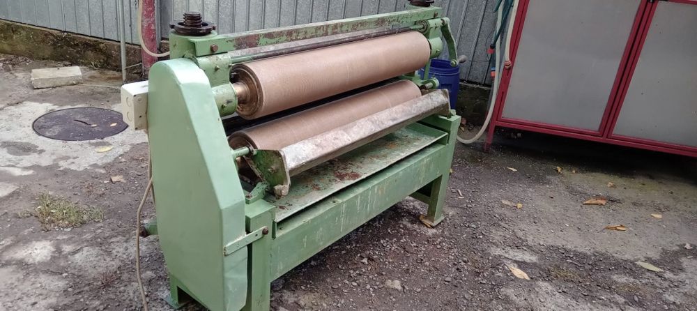 Mașina de aplicat adeziv