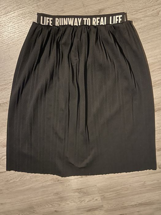 Ефирна пола с латик на талията