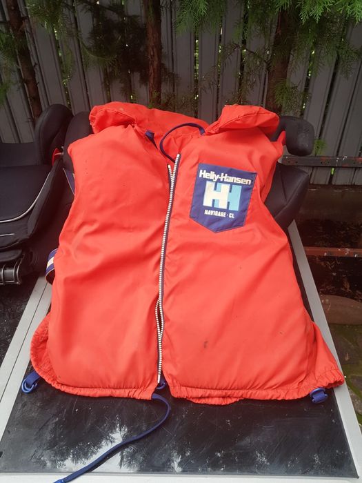 Vand 2 veste de salvare pentru barca