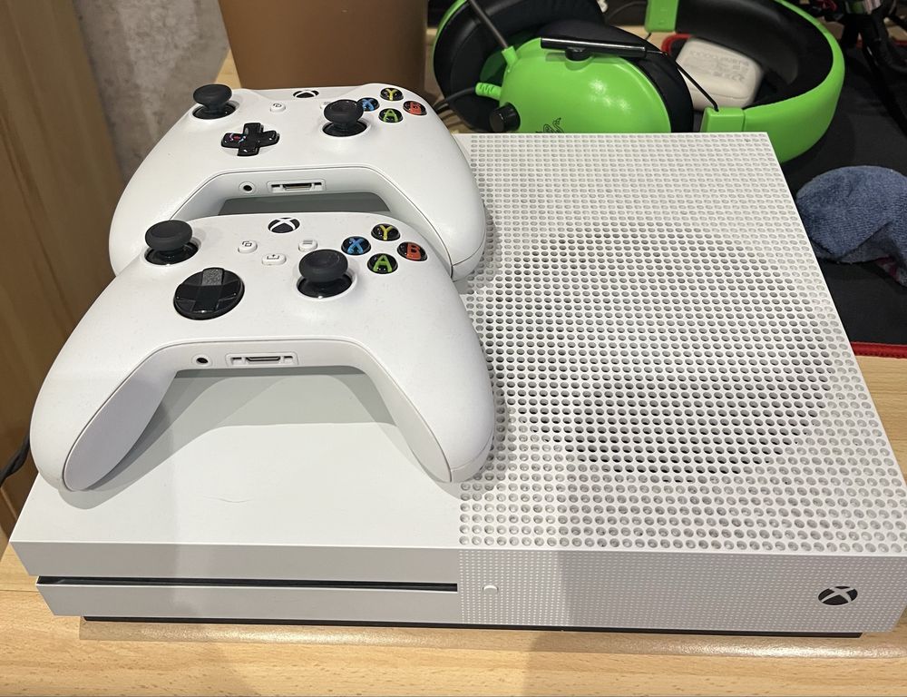 Xbox one s в отличном состояние