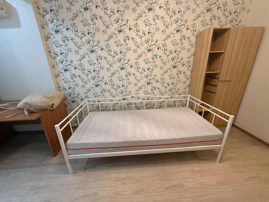 Кровать с матрасом