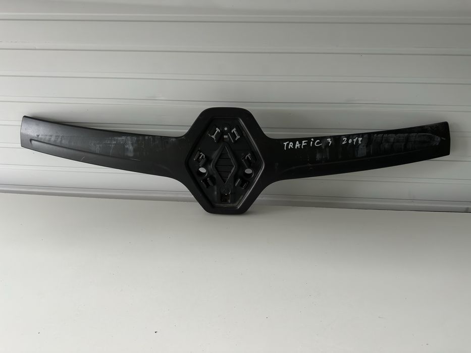 GRILĂ CENTRALĂ / TRIM EMBLEMĂ – Renault Trafic 3 (2014–2019)