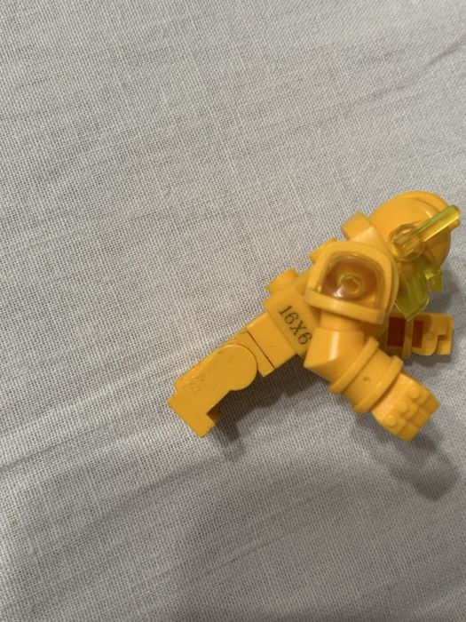 Lego Nexoknights Axl galben vine si cu o arma aceesoriu!