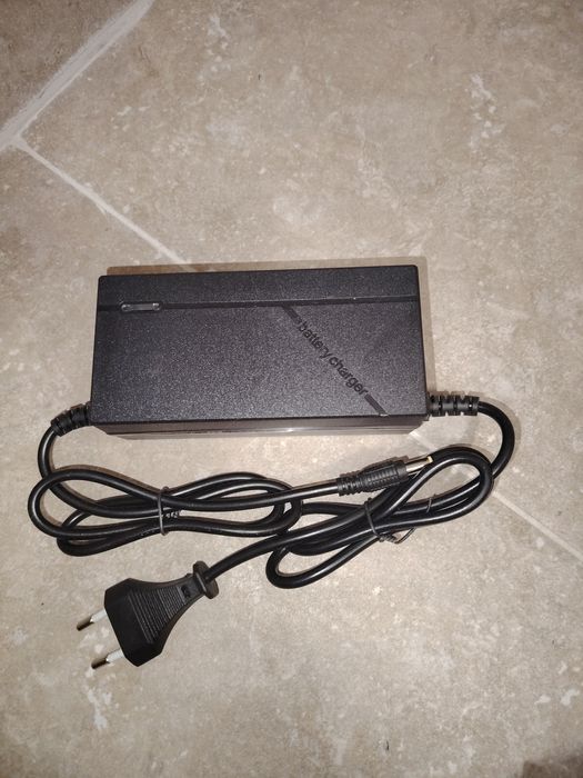 Incarcator baterie  trotineta , scutere 36v _42 v _2a