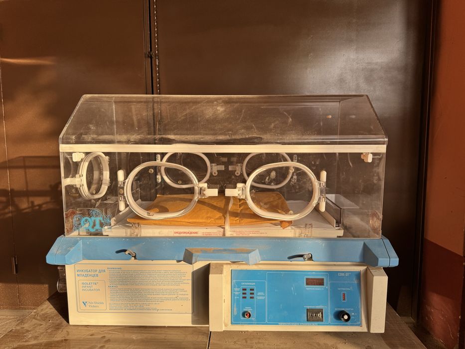 Yangi tugʻulgan chaqaloqlar uchun inkubator (Инкубатор новорожденных)