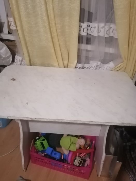 Продам кухонный стол в хорошем состоянии.