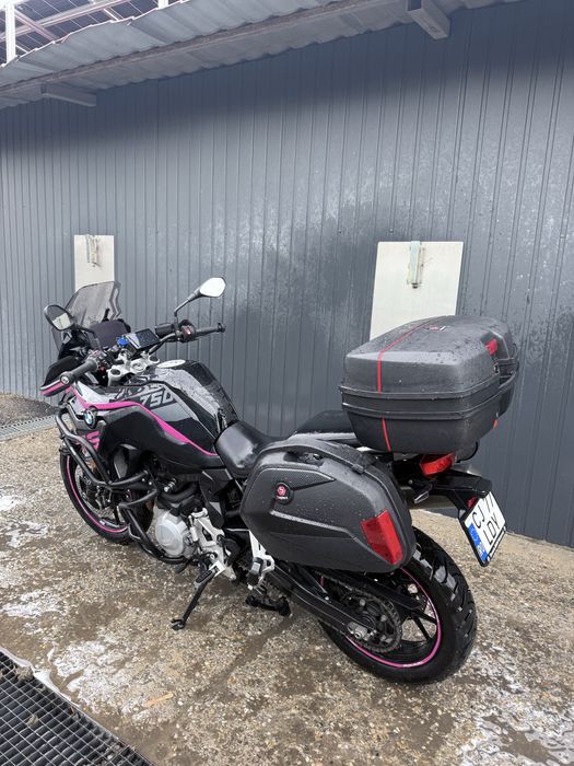 Vand cutii moto cu suporti universali aproape noi