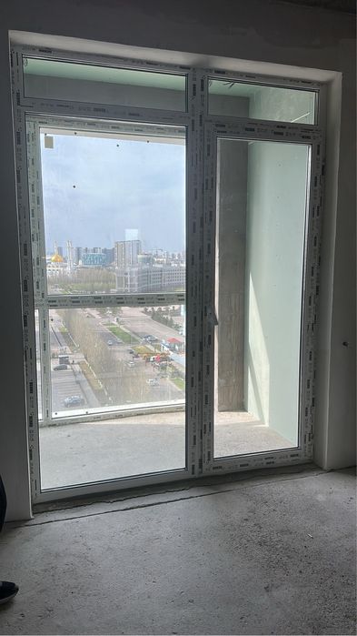 Продам пластиковое окно с дверью новая немецкая фирма Рехау