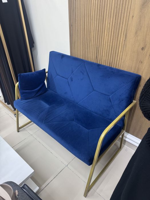 Диван, стол, reception, стойки для одежды