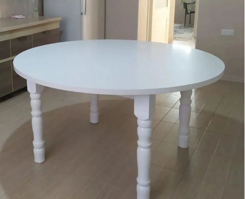 Круглый стол с кухне