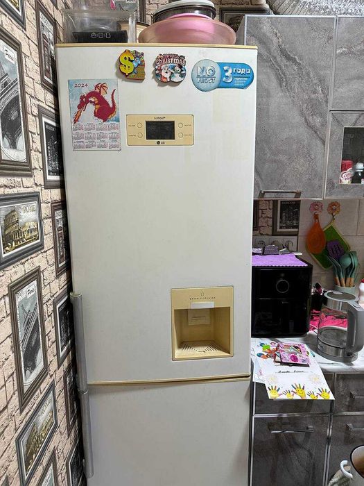 Холодильник LG (No Frost, двухкамерный, нижняя морозильная камера).
