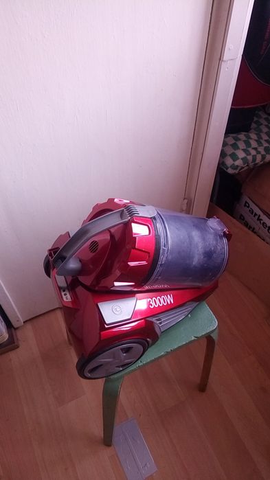 Пылисос красного цвета.