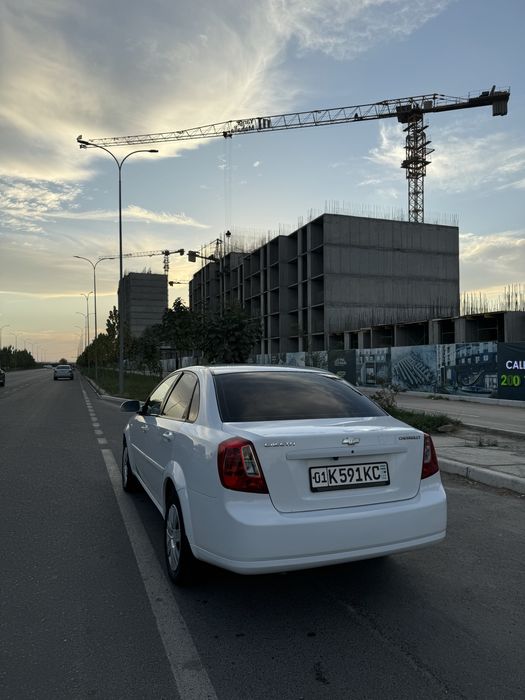 Lacetti 2010 sotiladi