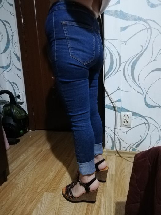 Blugi Bershka mărimea 36, noi
