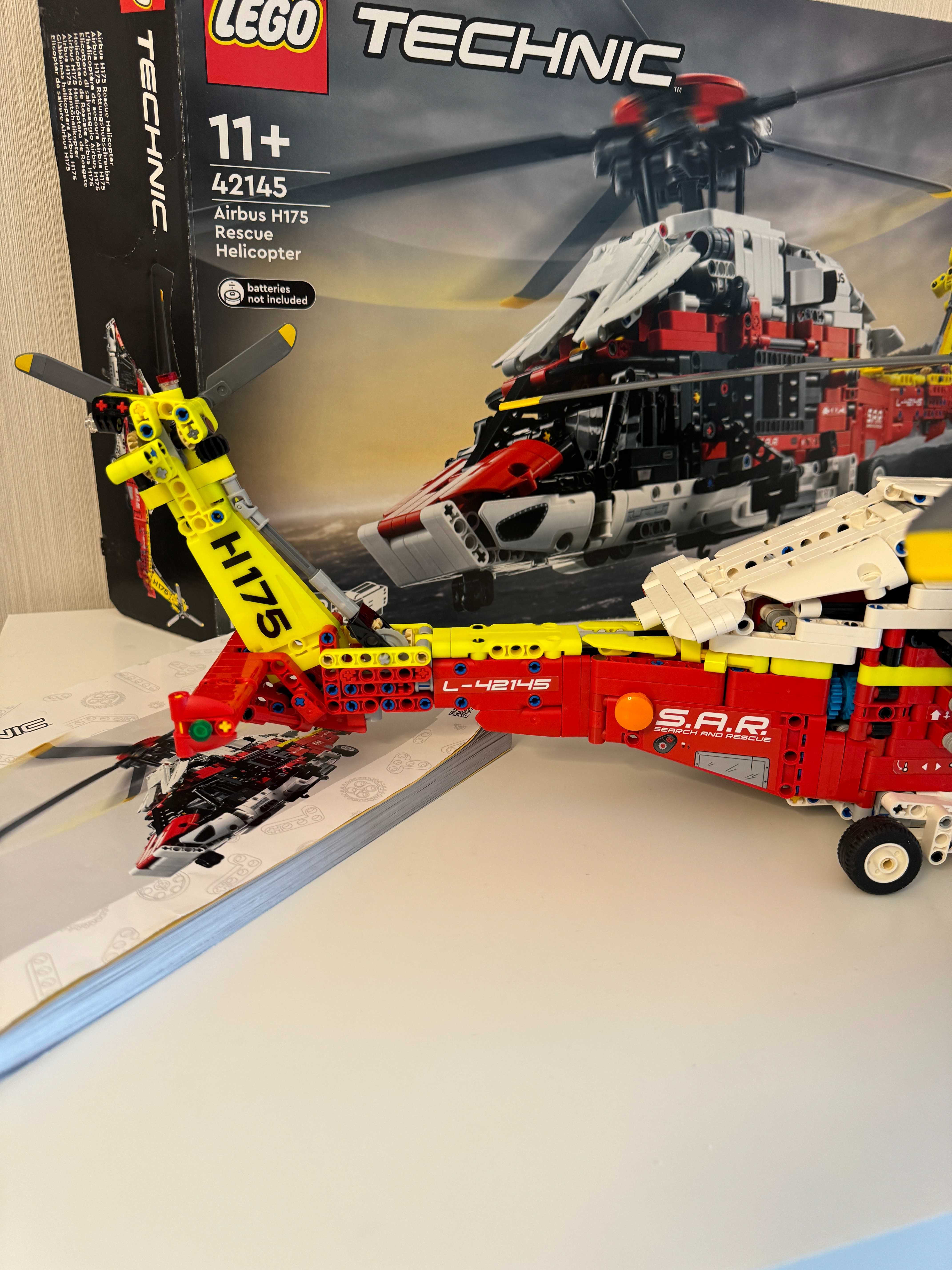 LEGO Technic - Elicopter de salvare Airbus H175 42145, 2001 piese