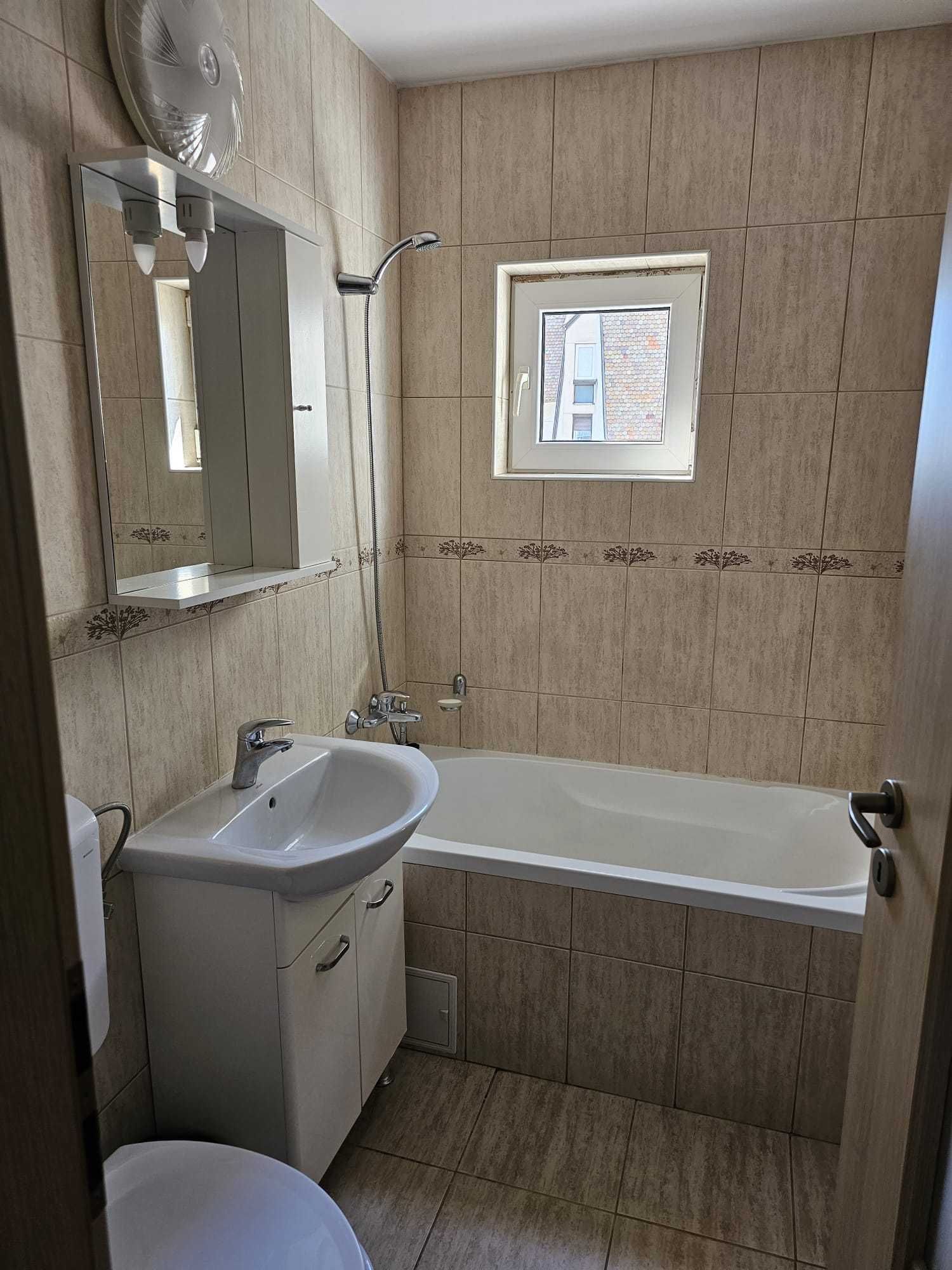 Inchiriez apartament cu 2 camere in zona ultracentrala.