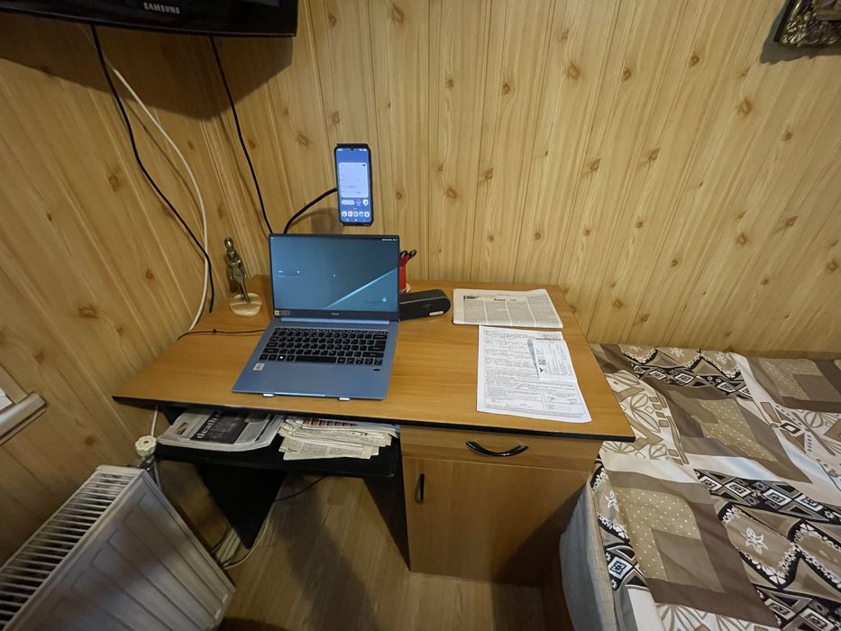 Birou cu masă culisantă pentru tastatură