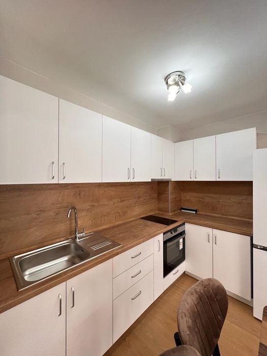 Дава се под наем Тристаен апартамент в Бургас, Възраждане - 80 кв.м за 612 € - Снимка #1