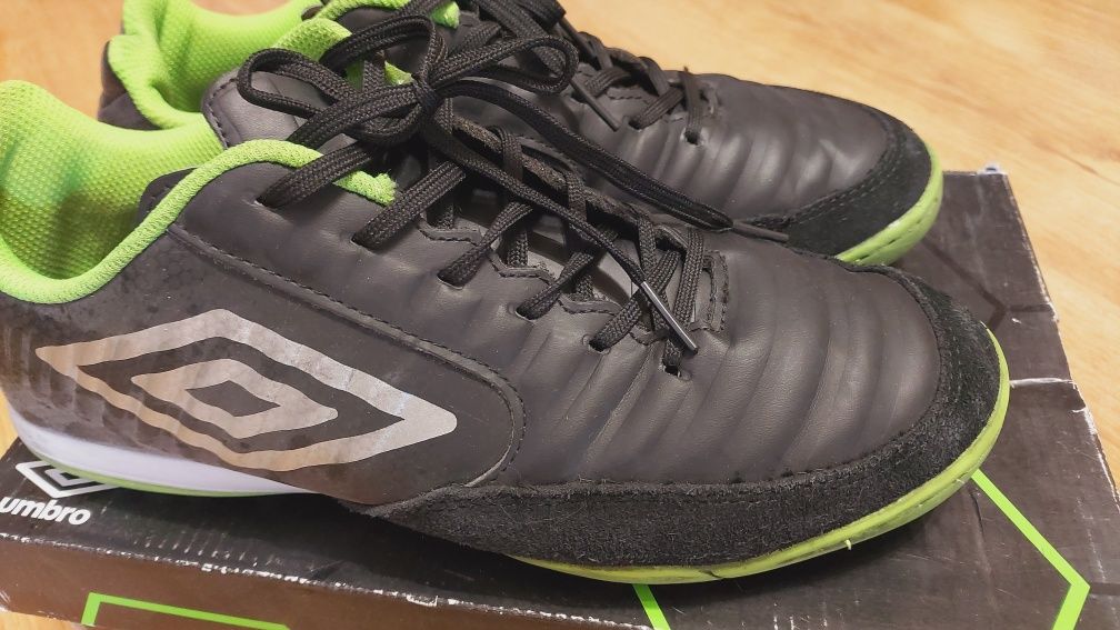 Маратонки за футбол umbro