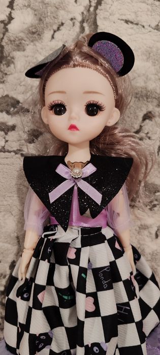 Păpușă flexibilă care cântă nouă