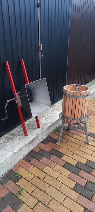 Vând presa și zdrobitor de struguri