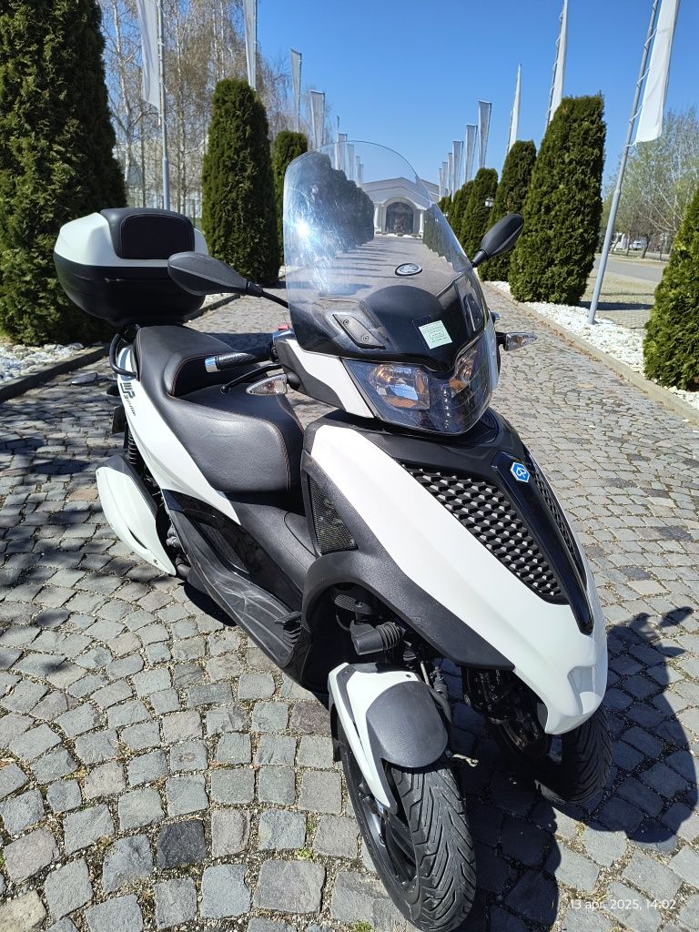 Vând schimb Piaggio mp3 Yourban LT-3 roti /300cm/23Cp-Se conduce cu B