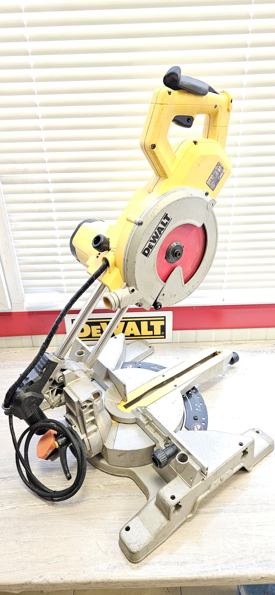 Dewalt Настолен Циркуляр DW777 220V