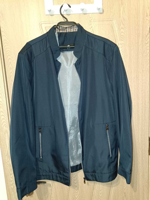 Продавам якета и суичър