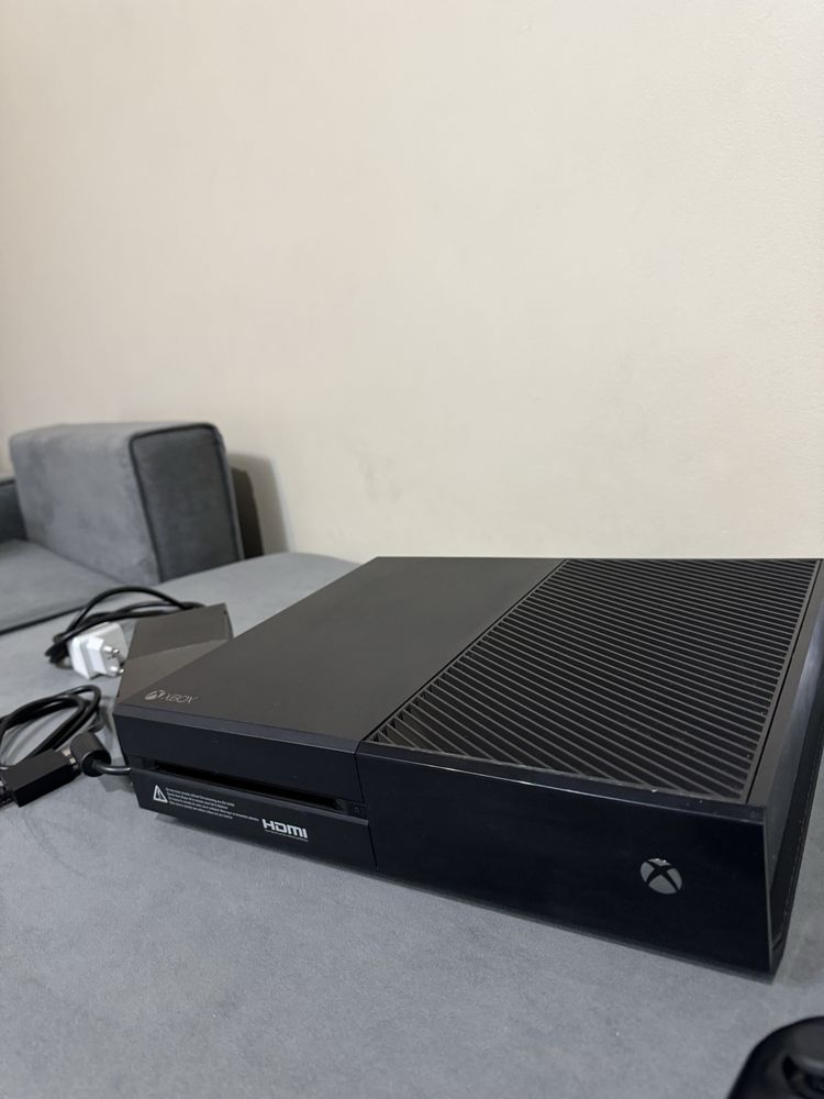 Xbox one 1tb в отличном состояний