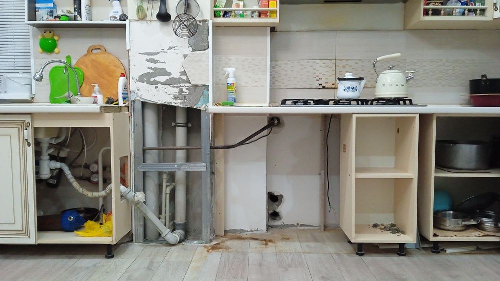 Кухня мебель, раковина, варочная поверхность, вытяжка,