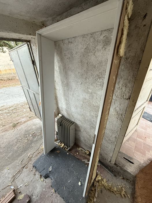 Масивна дървена интериорна врата с остъкление и каса