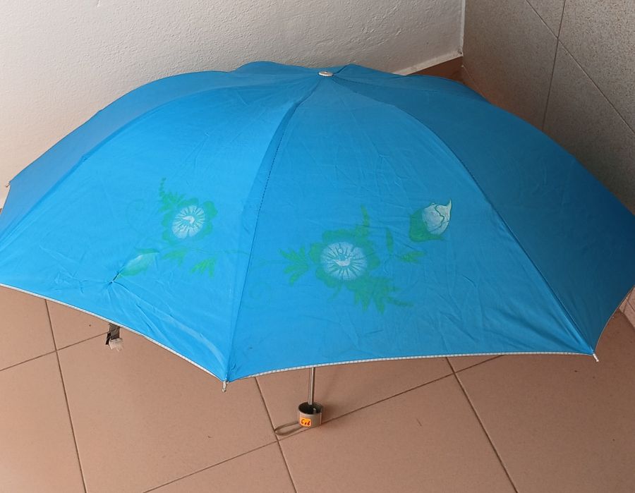 Сгъваеми автоматични и полуавтоматични чадъри различна големина .