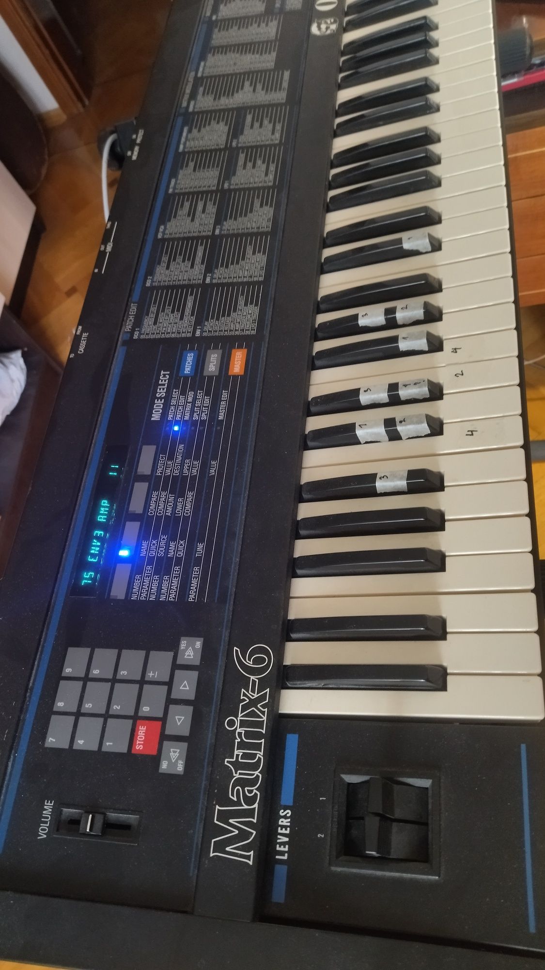 Аналоговый синтезатор 1987 года Oberheim Matrix 6.