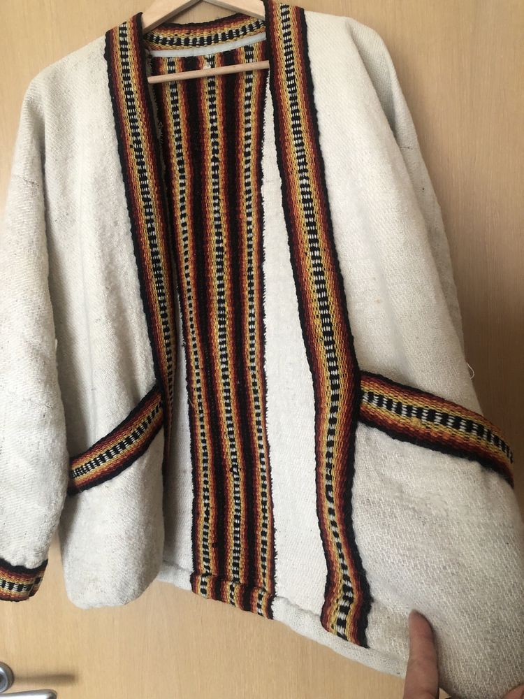 Suman, manta, palton barbatesc traditional