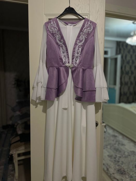 Элегантное платье с камзолом